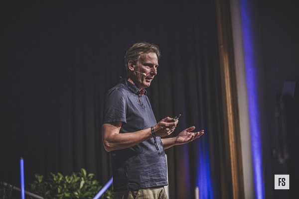 markus eckhart bei einem vortrag auf einem business festival