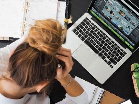 gestresste frau vor dem laptop