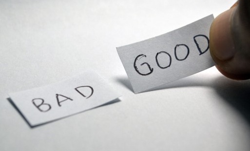 kleine zettel good und bad auf tisch