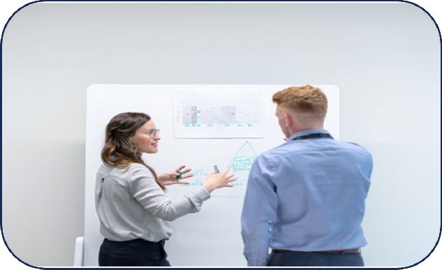 frau und mann vor flipchart